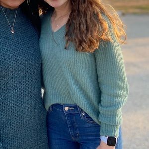 Everlane Alpaca V-Neck Sweater in Paloma